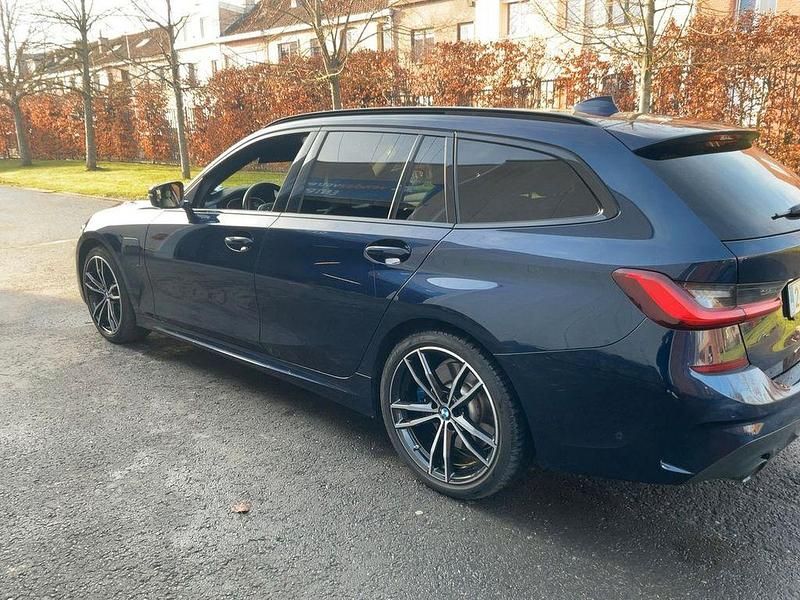 Blau Gebraucht 2021 BMW 320e M Sport Kombi | 22.700 € (Superpreis) - Bild 1/4