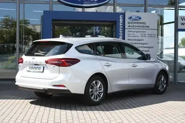 Gebraucht Ford Focus Titanium 125 PS (91 kW) 2024 Moondust silver Kombi