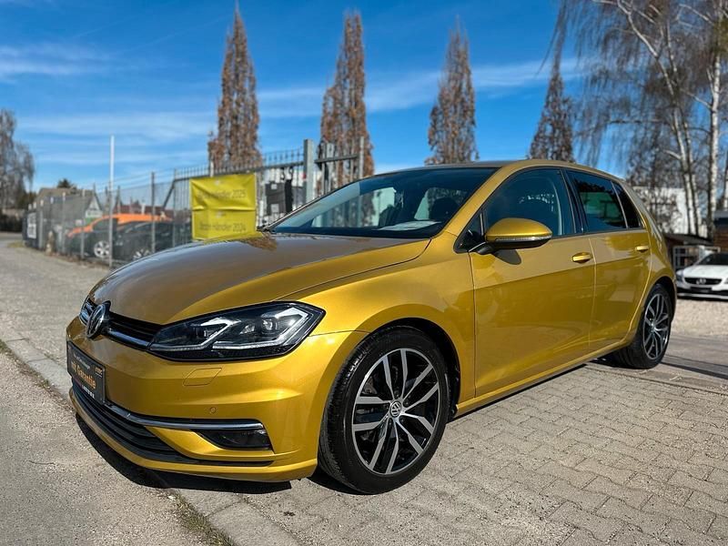Gebraucht VW Golf VII Highline 125 PS (91 kW) 2017 Kurkumagelb metallic Limousine