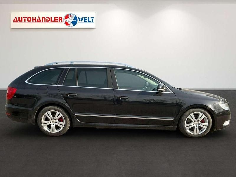 Gebraucht Skoda Superb Elegance 140 PS (102 kW) 2011 Schwarz Kombi