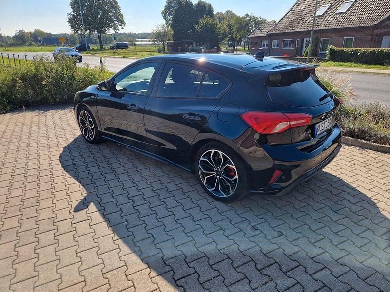 Schwarz Gebraucht 2020 Ford Focus ST-Line X Limousine | 12.990 € (Superpreis) - Bild 1/4