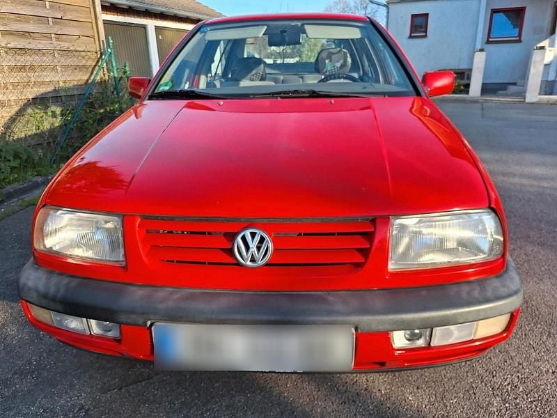 Second-hand VW Vento 75 CP (55 kW) 1996 Roșu Berlinǎ