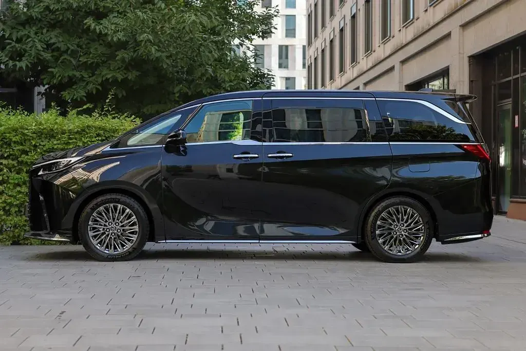 Neu Lexus LM350h Luxury Line 250 PS (183 kW) 2026 Schwarz Van / Kleinbus