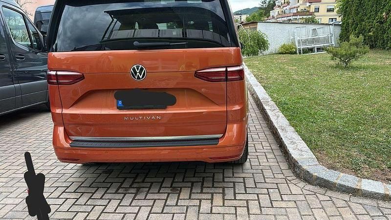 Gebraucht VW Multivan Style 204 PS (150 kW) 2022 Orange Van