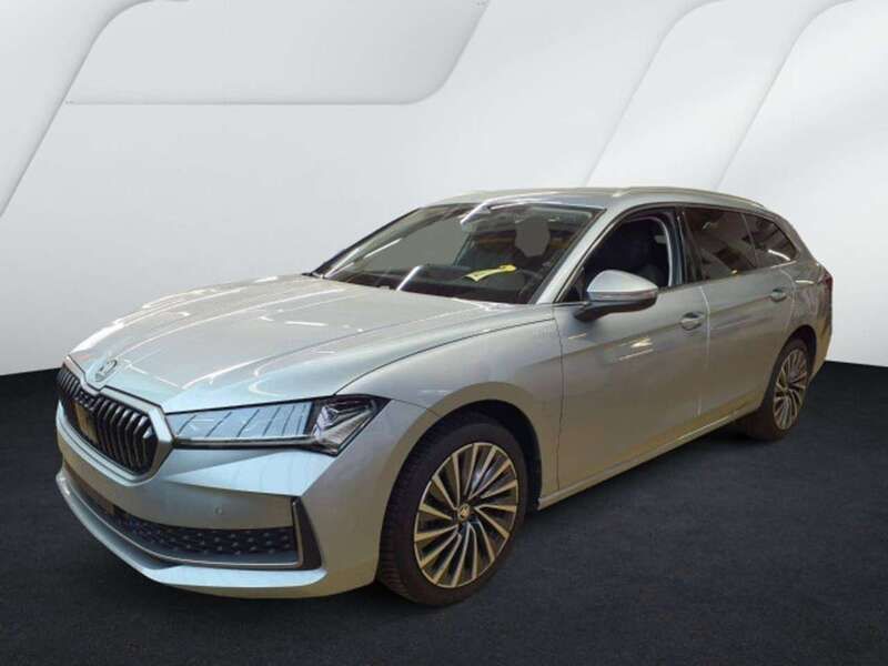 Pebble silber metallic Gebraucht 2024 Skoda Superb LAURIN & KLEMENT Kombi | 40.430 € (Teuer) - Bild 1/3