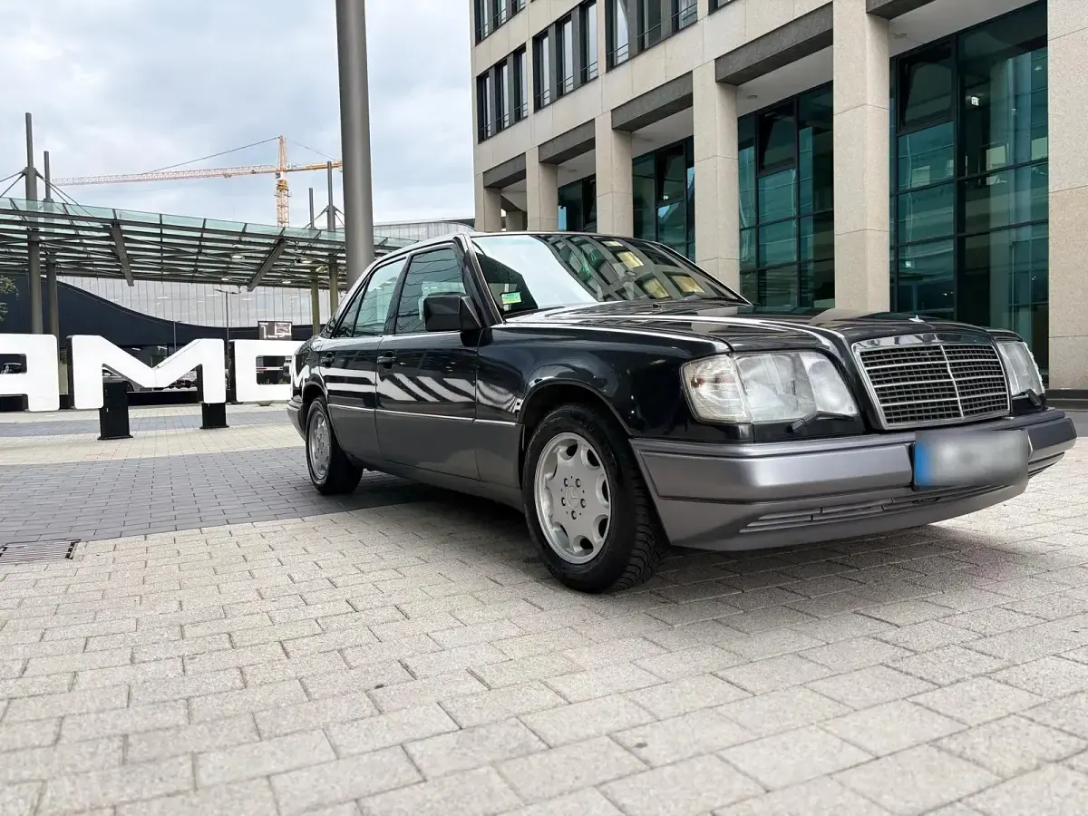 Gebraucht Mercedes E220 150 PS (110 kW) 1994 Schwarz Limousine