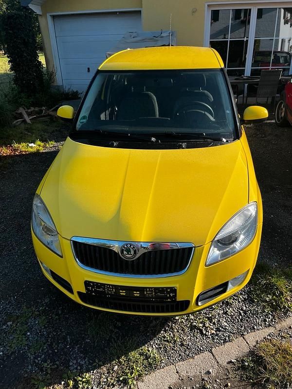 Gelb Gebraucht 2010 Skoda Fabia Limousine | 3.398 € (Fairer Preis) - Bild 1/4