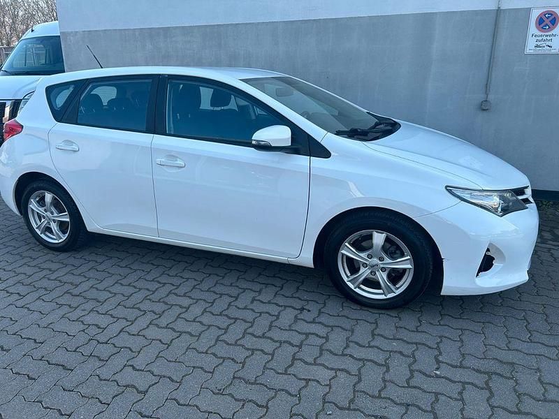 Gebraucht Toyota Auris Cool 99 PS (72 kW) 2014 Weiß Limousine