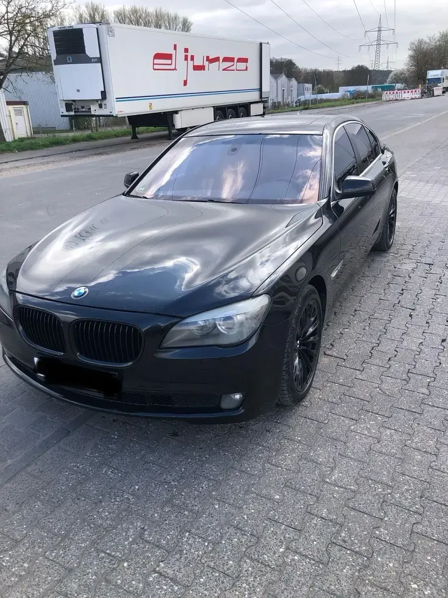 Gebraucht BMW 740 306 PS (225 kW) 2010 Schwarz Limousine