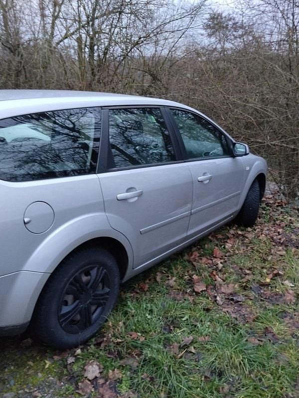 Silber Gebraucht 2007 Ford Focus Kombi | 1.200 € (Superpreis) - Bild 1/4