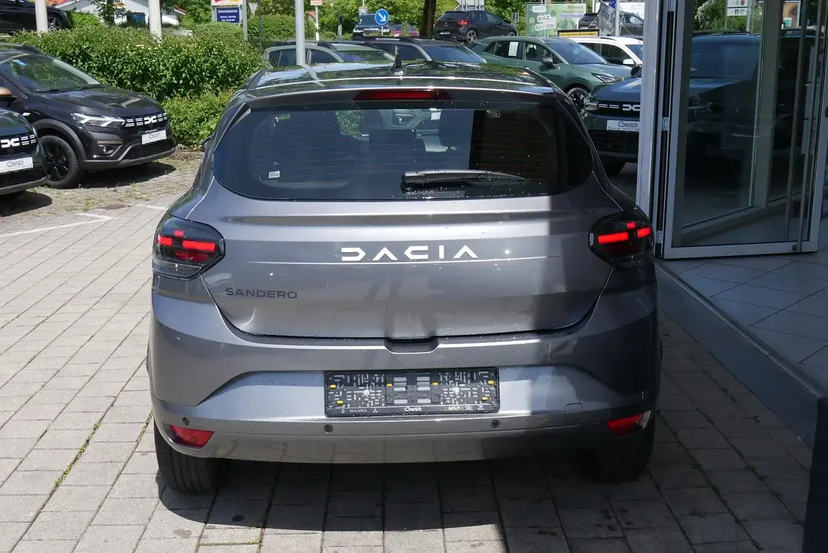 Neu Dacia Sandero Expression 114 PS (83 kW) 2026 Metalliclackierung dolomitgr Limousine