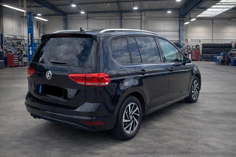 Gebraucht VW Touran 116 PS (85 kW) 2018 Schwarz Van / Kleinbus