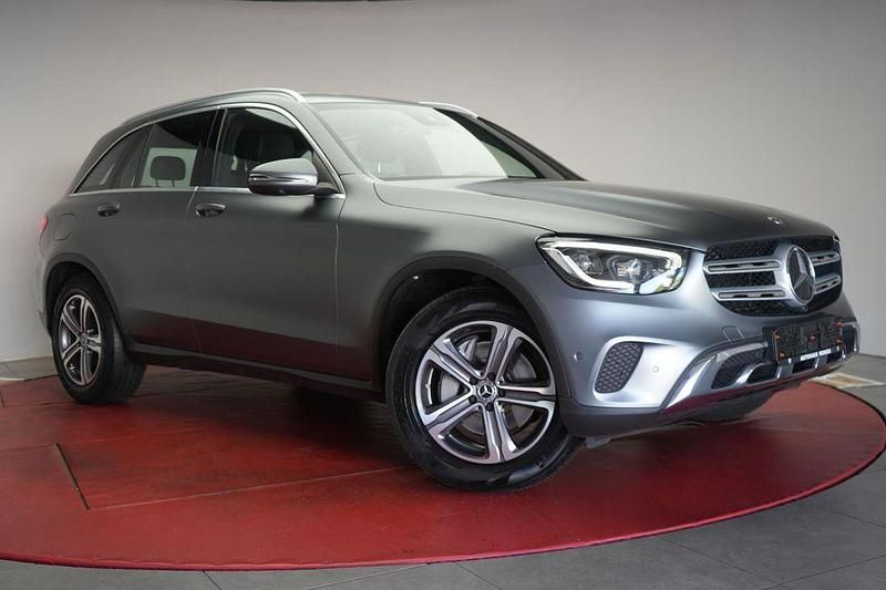 Grau Gebraucht 2020 Mercedes GLC220 SUV | 34.950 € (Etwas zu teuer) - Bild 1/4