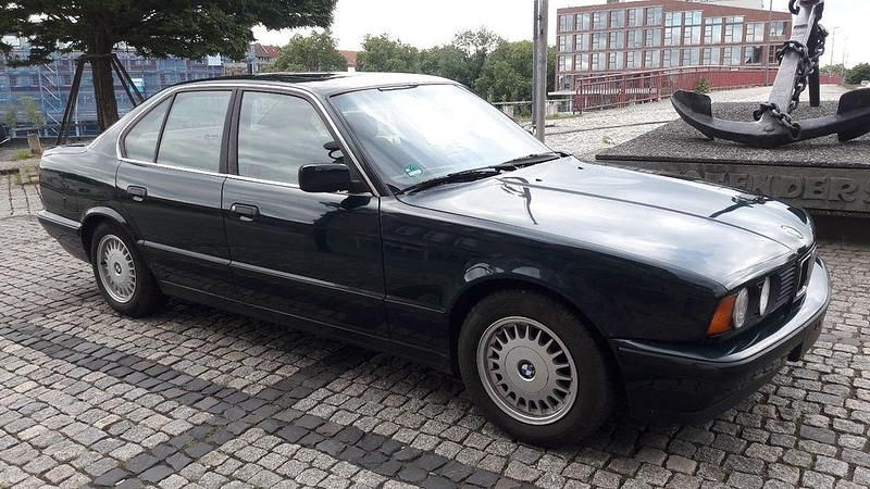 Grün Gebraucht 1993 BMW 525 Limousine | 6.900 € - Bild 1/4