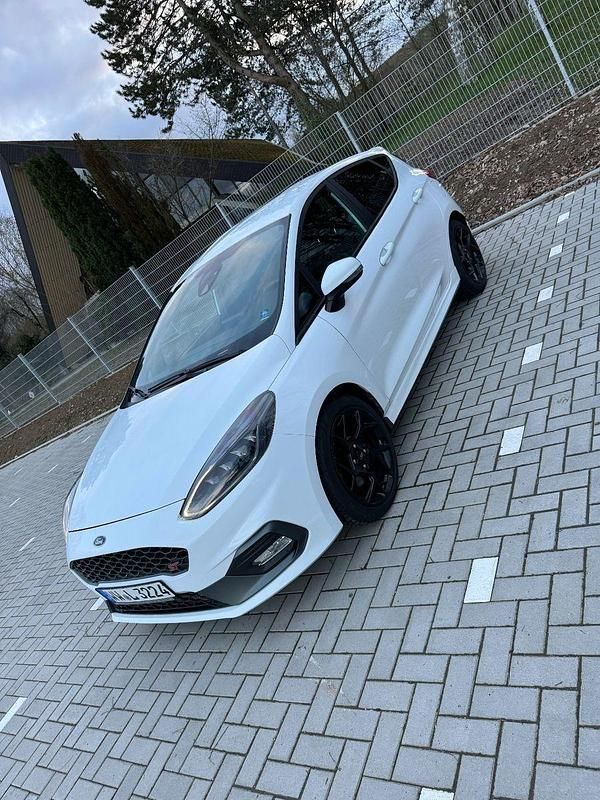 Weiß Gebraucht 2020 Ford Fiesta ST Kleinwagen | 14.999 € (Fairer Preis) - Bild 1/4