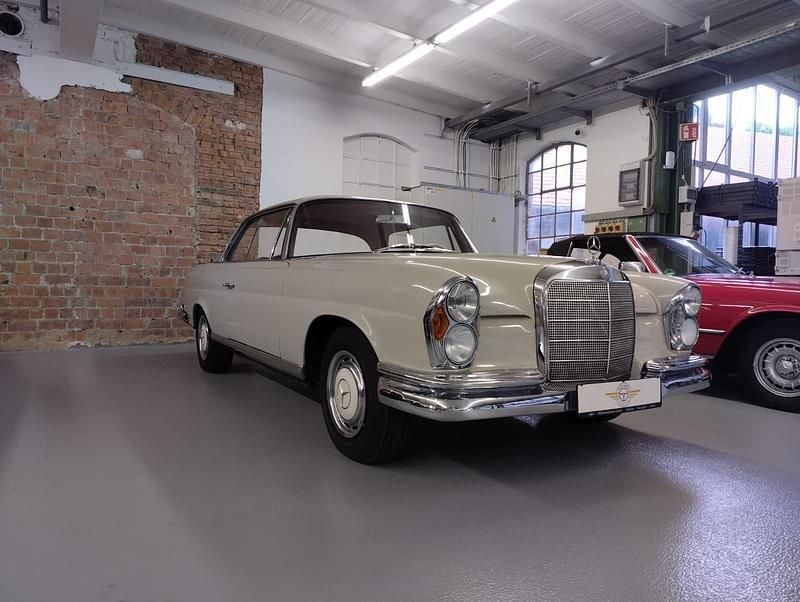Weiß Gebraucht 1961 Mercedes W111 Coupé | 22.300 € - Bild 1/4