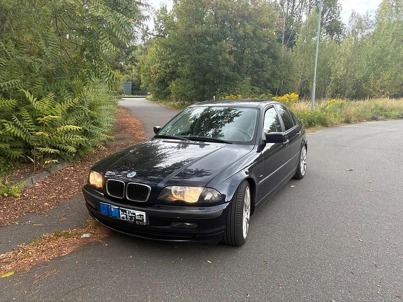 Blau Gebraucht 1999 BMW 318 Limousine | 2.500 € - Bild 1/4