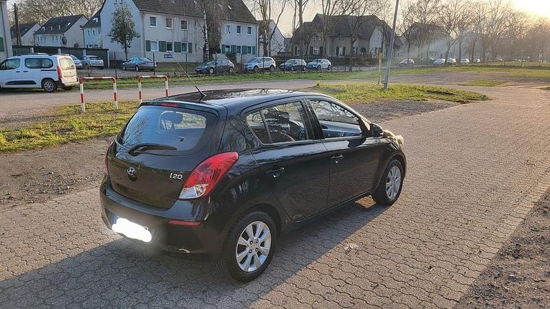 Gebraucht Hyundai i20 Edition 86 PS (63 kW) 2013 Schwarz Kleinwagen