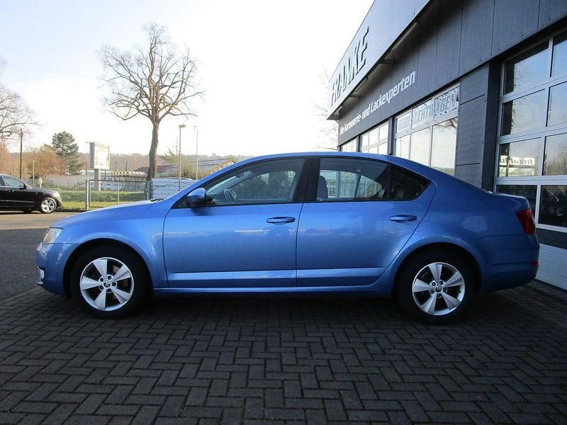 Gebraucht Skoda Octavia Elegance 105 PS (77 kW) 2013 Blau Limousine
