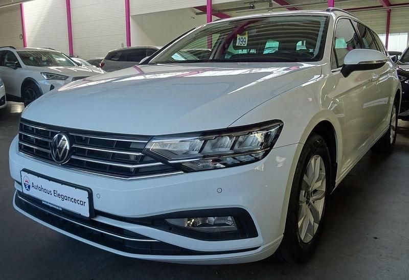 Weiß Gebraucht 2022 VW Passat Limousine | 20.849 € (Guter Preis) - Bild 1/4