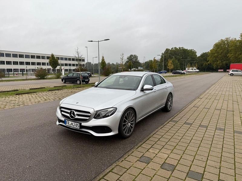 Grau Gebraucht 2016 Mercedes E220 Avantgarde Limousine | 20.690 € (Superpreis) - Bild 1/4