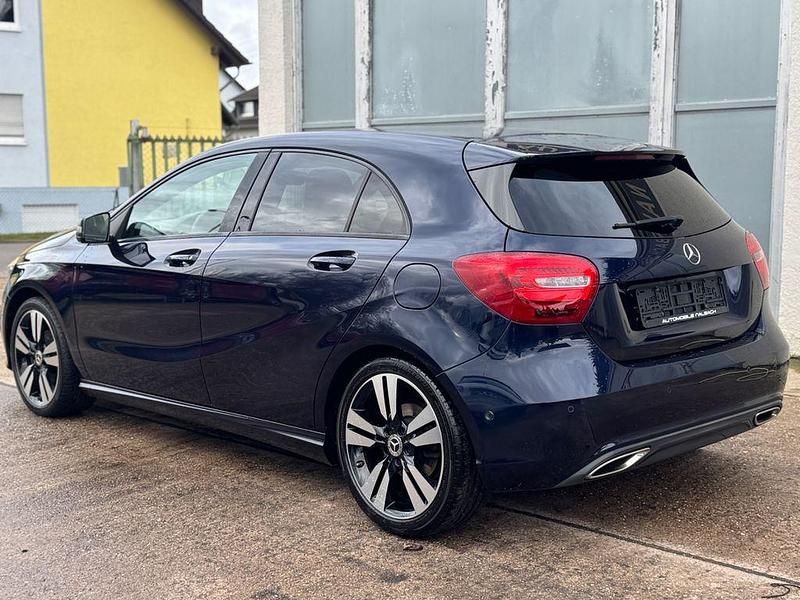 Gebraucht Mercedes A180 109 PS (80 kW) 2018 Blau Limousine