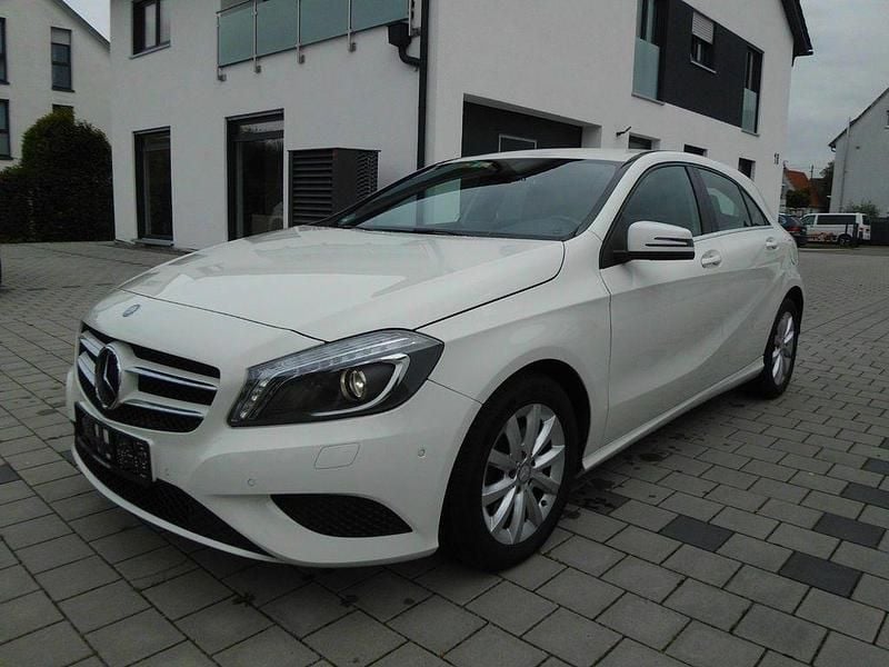 Weiß Gebraucht 2013 Mercedes A180 Limousine | 9.990 € (Superpreis) - Bild 1/4