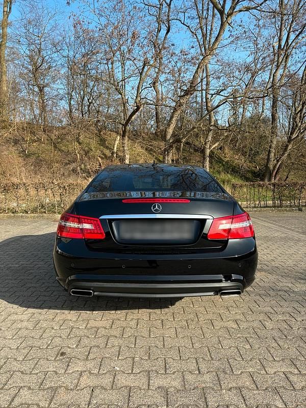 Gebraucht Mercedes E500 408 PS (300 kW) 2011 Schwarz Coupé