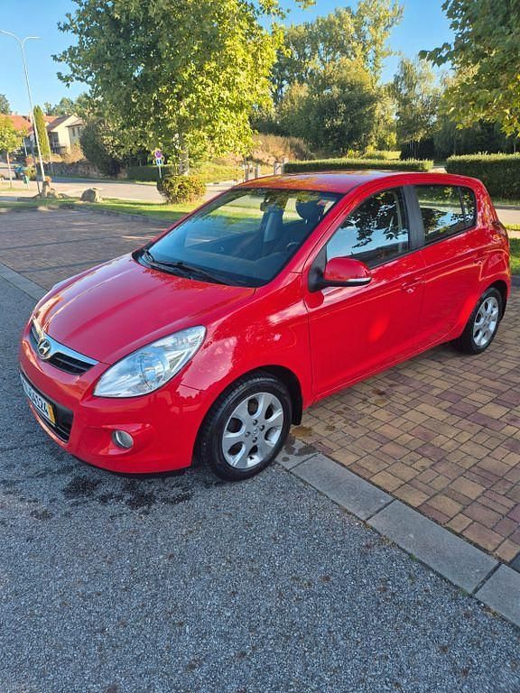 Rot Gebraucht 2012 Hyundai i20 Classic Limousine | 2.300 € (Guter Preis) - Bild 1/4