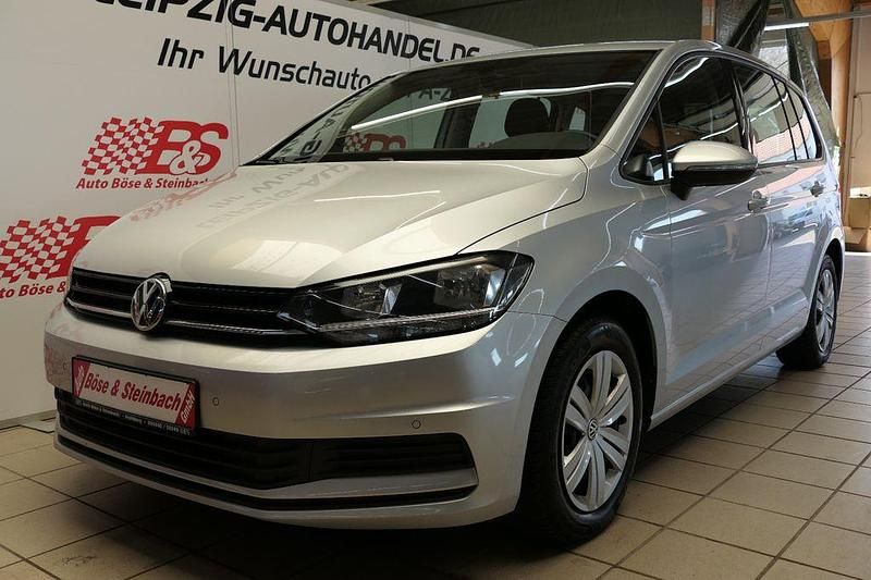 Gebraucht VW Touran Trendline 110 PS (80 kW) 2016 Silber Van / Kleinbus