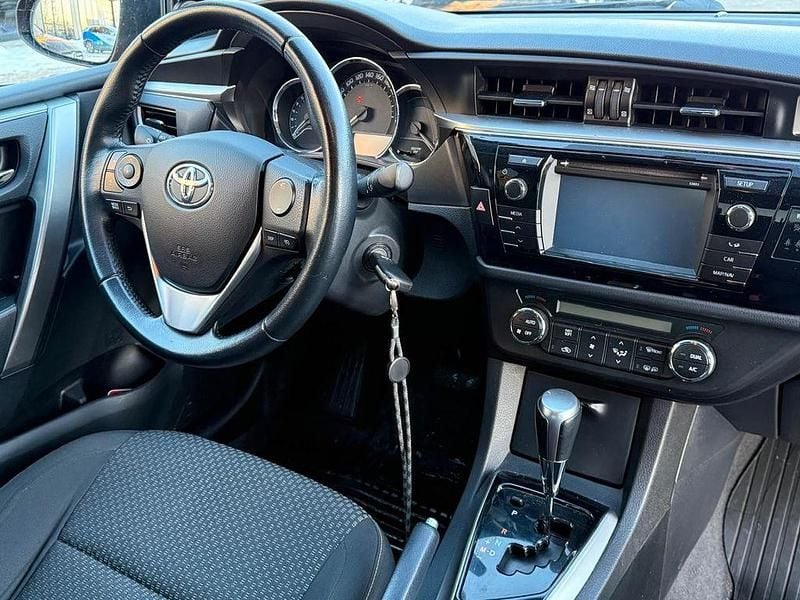 Gebraucht Toyota Corolla Multidrive S 132 PS (97 kW) 2014 Rot Limousine