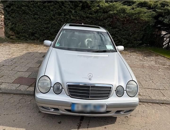 Gebraucht Mercedes E320 Classic 197 PS (144 kW) 2001 Silber Limousine