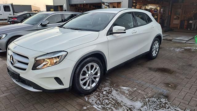 Gebraucht Mercedes GLA200 156 PS (114 kW) 2015 Calcitweiss/zirrusweiss SUV