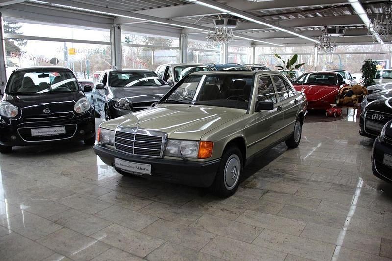 Second-hand Mercedes 190 90 CP (66 kW) 1982 Verde Berlinǎ