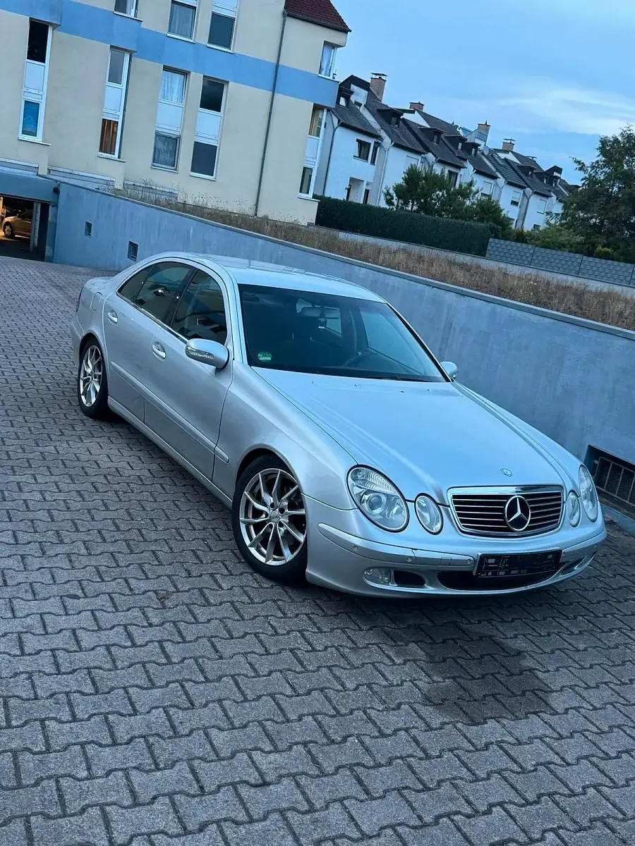 Gebraucht Mercedes E220 150 PS (110 kW) 2003 Silber Limousine
