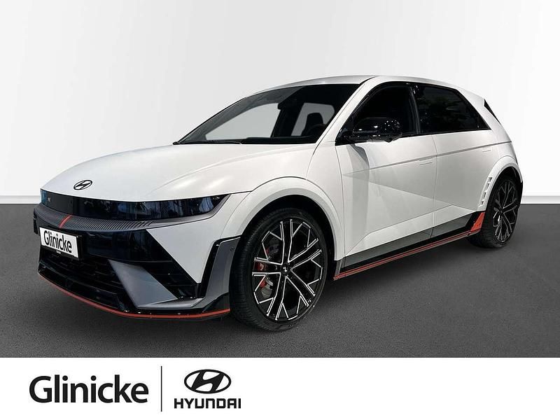 Atlas white (matt) / mat Neu 2024 Hyundai Ioniq 5 SUV | 64.990 € (Teuer) - Bild 1/4