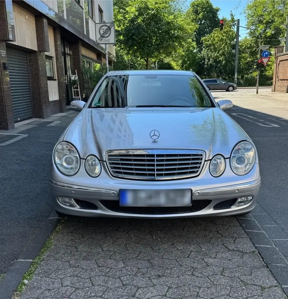 Gebraucht Mercedes E200 Elegance 122 PS (89 kW) 2003 Silber Limousine