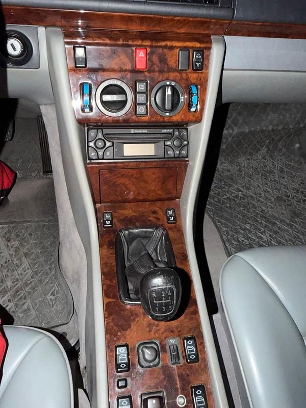 Gebraucht Mercedes E300 220 PS (161 kW) 1993 Schwarz Cabrio