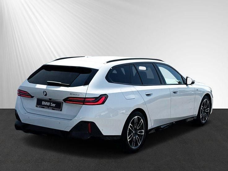 Gebraucht BMW 520 M Sport 197 PS (144 kW) 2025 Mineralweiß metallic Kombi
