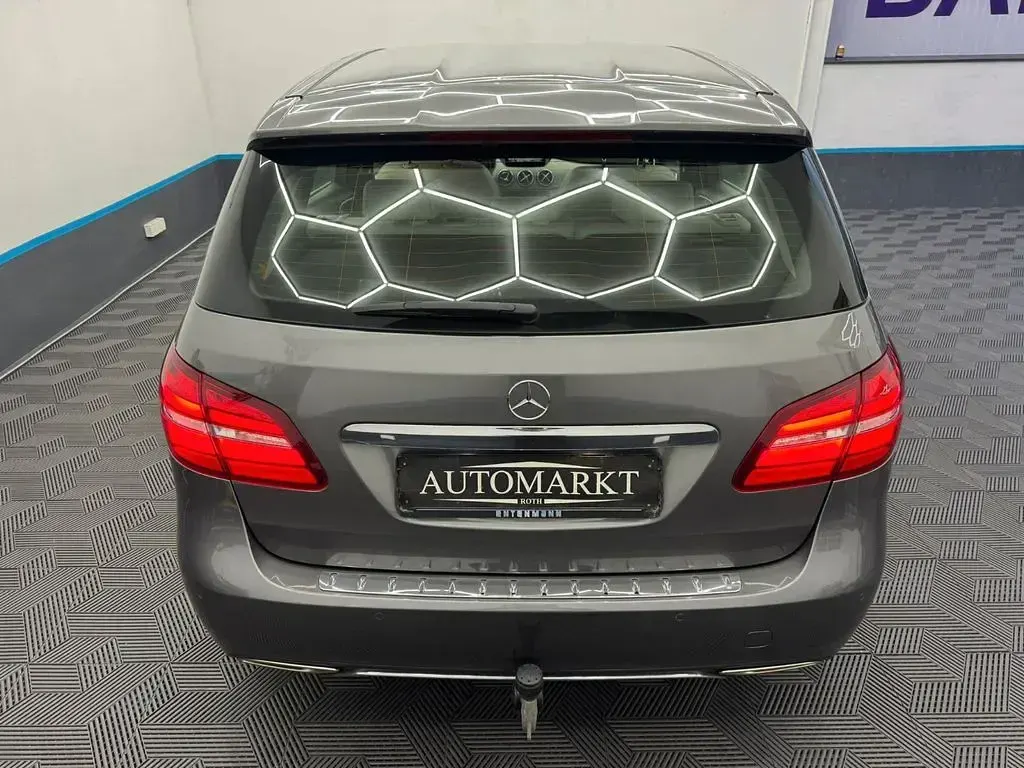 Gebraucht Mercedes B200 Style 156 PS (114 kW) 2018 Grau Kleinwagen