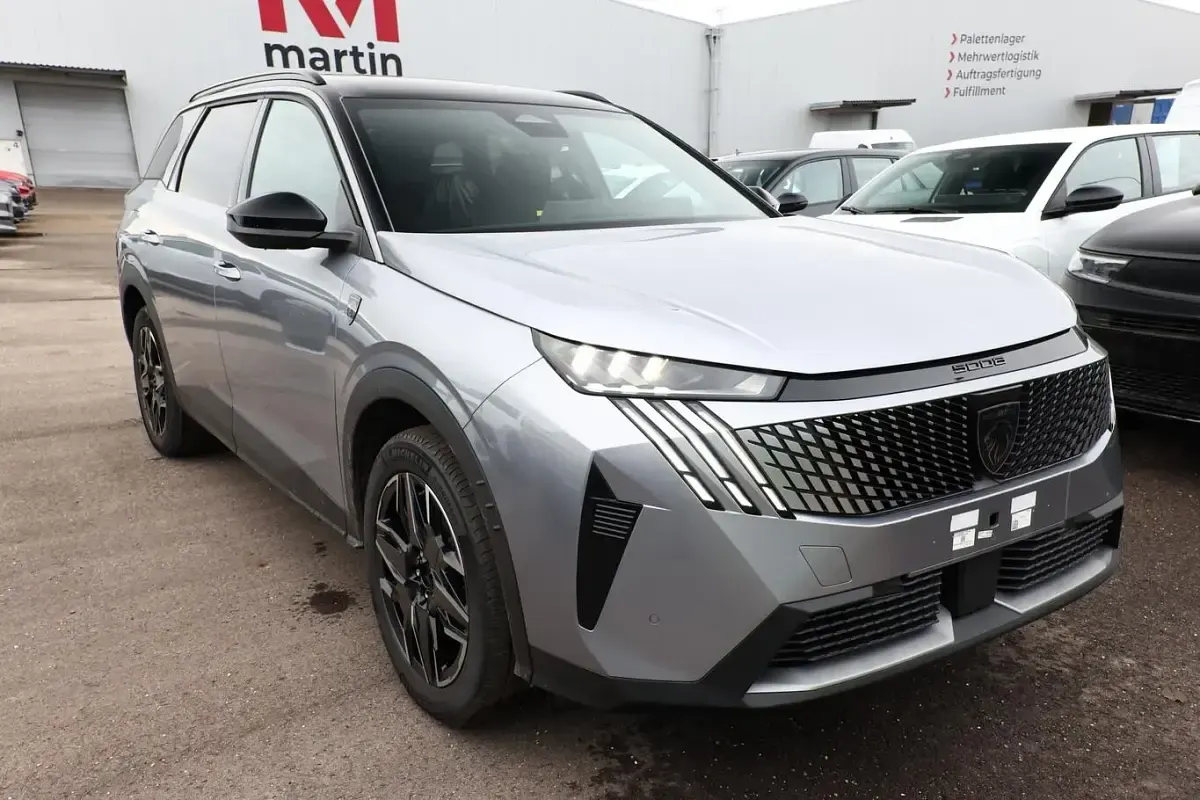 Neu Peugeot 5008 GT 136 PS (100 kW) 2025 Artense silber metallic SUV