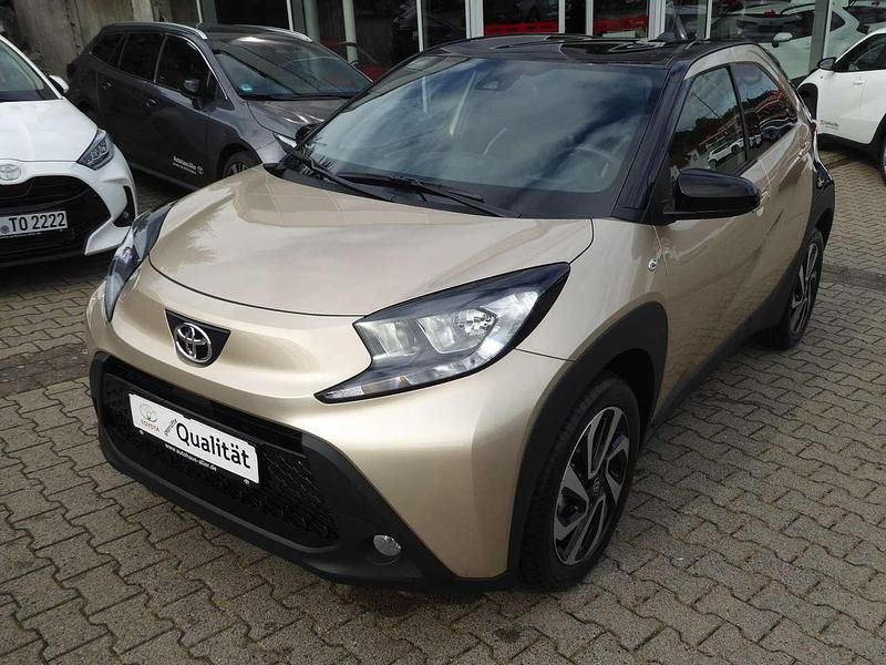 Ginger beige / black mica Gebraucht 2024 Toyota Aygo Team Kleinwagen | 16.990 € (Fairer Preis) - Bild 1/4
