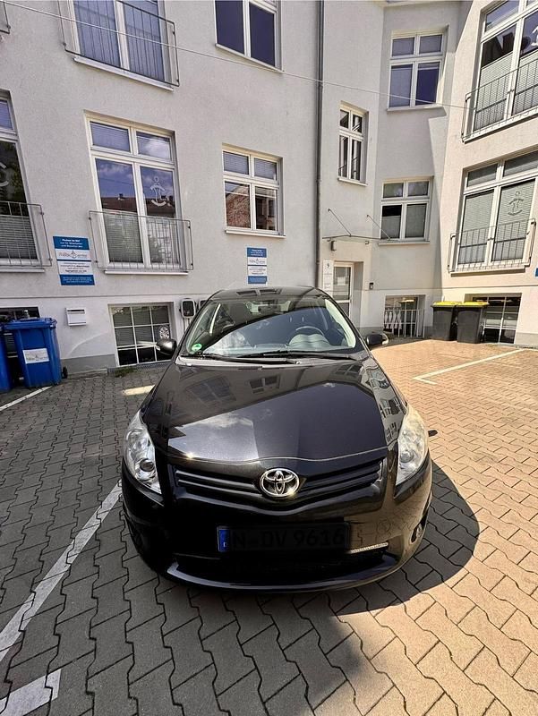 Schwarz Gebraucht 2010 Toyota Auris Limousine | 8.000 € - Bild 1/4