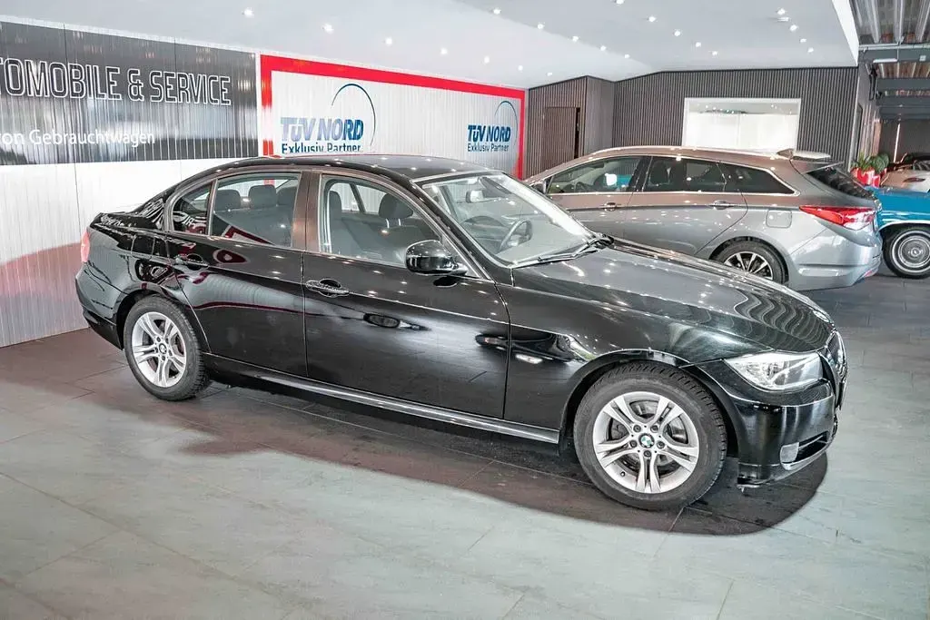 Gebraucht BMW 318 Comfort Edition 143 PS (105 kW) 2012 Schwarz Limousine