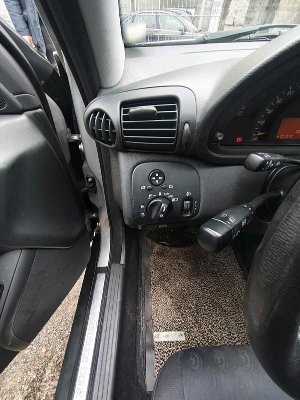 Second-hand Mercedes 220 143 CP (105 kW) 2000 Argintiu Berlinǎ