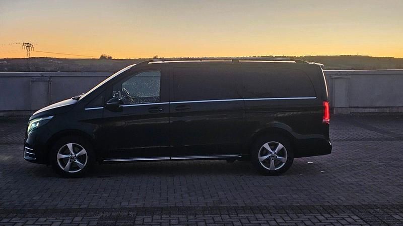 Gebraucht Mercedes V300 237 PS (174 kW) 2022 Schwarz Van / Kleinbus