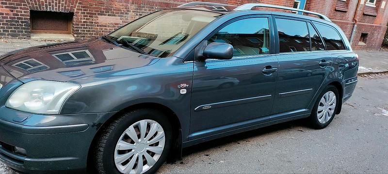 Grau Gebraucht 2005 Toyota Avensis Kombi | 900 € (Superpreis) - Bild 1/4