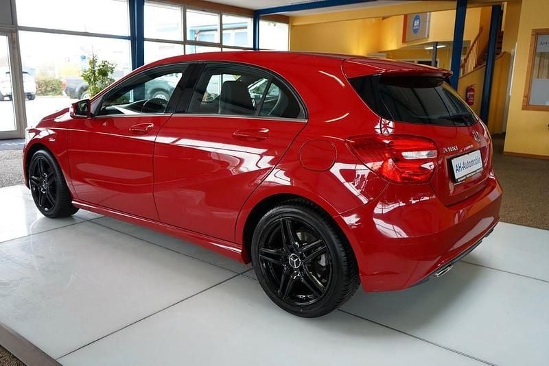 Gebraucht Mercedes A180 122 PS (89 kW) 2015 Rot Limousine