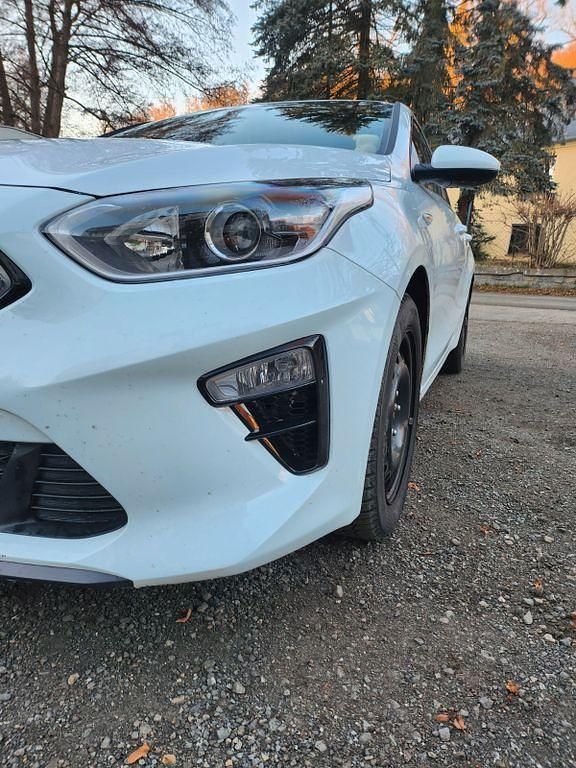 Weiß Gebraucht 2021 Kia Ceed Vision Kleinwagen | 15.699 € (Guter Preis) - Bild 1/4