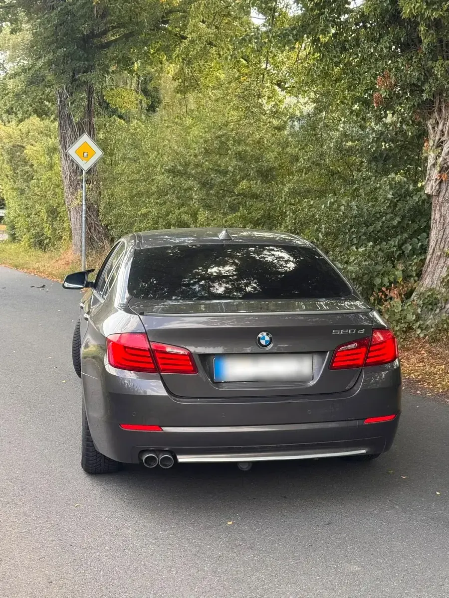 Gebraucht BMW 520 184 PS (135 kW) 2012 Braun Limousine